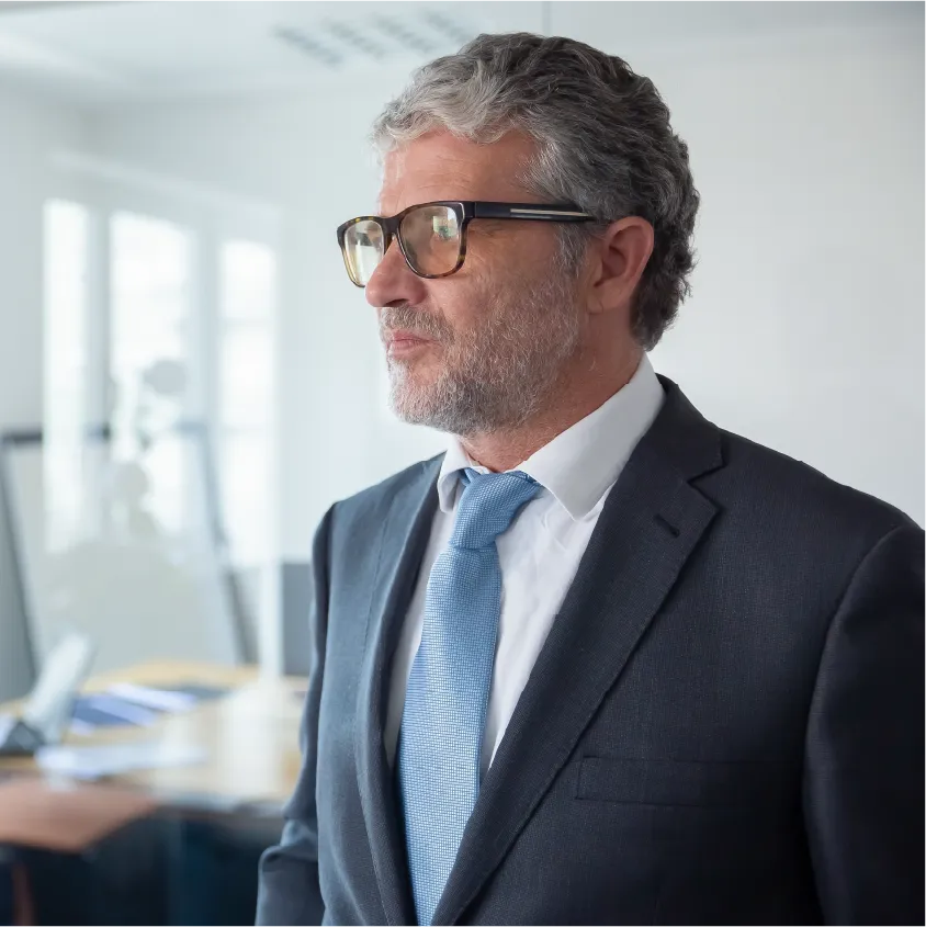 Directivo de perfil observando su oficina.